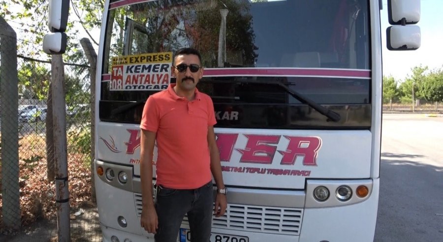 Midibüs Şoförü İle Yavru Köpeğin İnatlaşması Mutlu Sonla Bitti