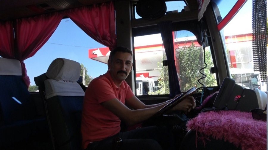 Midibüs Şoförü İle Yavru Köpeğin İnatlaşması Mutlu Sonla Bitti