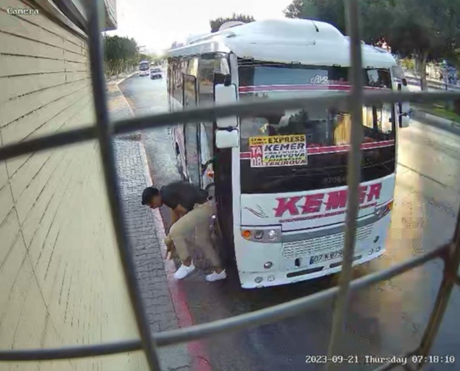 Midibüs Şoförü İle Yavru Köpeğin İnatlaşması Mutlu Sonla Bitti