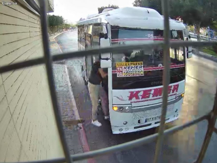 Midibüs Şoförü İle Yavru Köpeğin İnatlaşması Mutlu Sonla Bitti