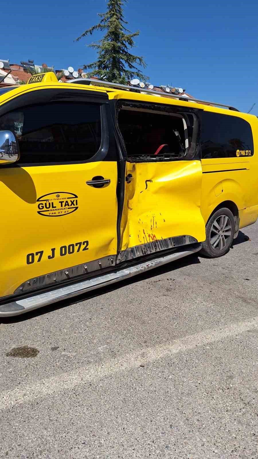 Taksiyle Çarpışan Motosiklet Sürücüsü, Fırlayarak Girdiği Camda Asılı Kaldı