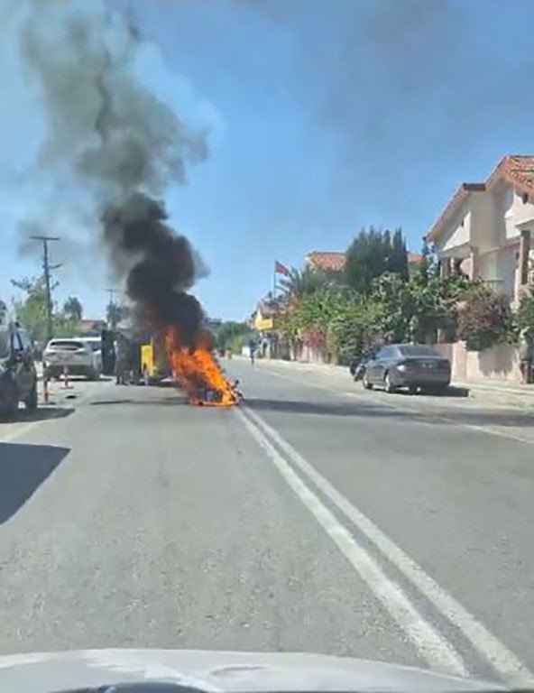 Taksiyle Çarpışan Motosiklet Sürücüsü, Fırlayarak Girdiği Camda Asılı Kaldı