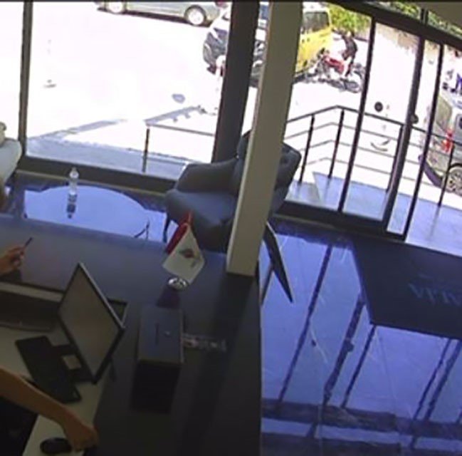 Taksiyle Çarpışan Motosiklet Sürücüsü, Fırlayarak Girdiği Camda Asılı Kaldı