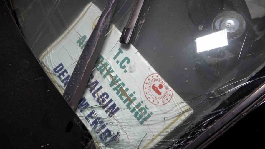 Alkollü Sürücünün Kullandığı Araç Ters Şeride Girip Tıra Çarptı: 2 Yaralı