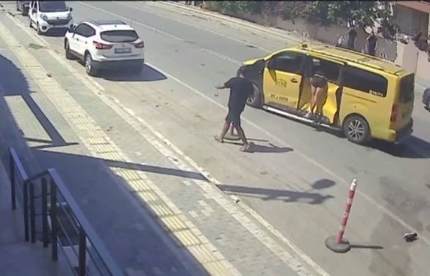 Taksiyle Çarpışan Motosiklet Sürücüsü, Fırlayarak Girdiği Camda Asılı Kaldı
