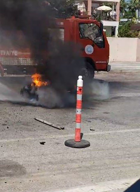 Taksiyle Çarpışan Motosiklet Sürücüsü, Fırlayarak Girdiği Camda Asılı Kaldı