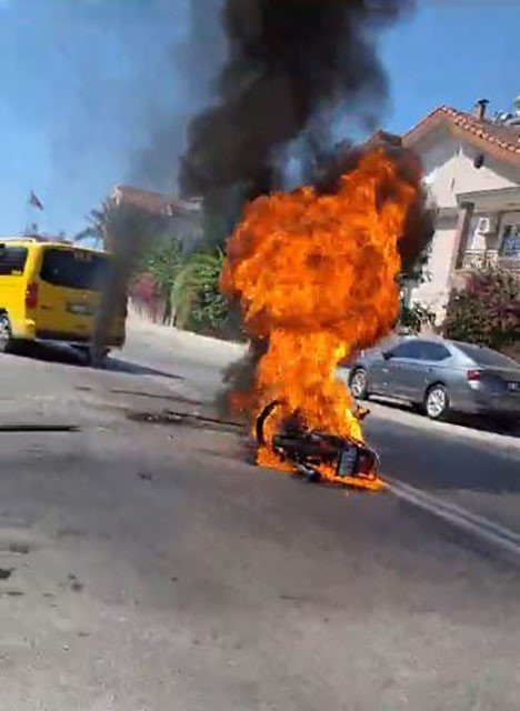 Taksiyle Çarpışan Motosiklet Sürücüsü, Fırlayarak Girdiği Camda Asılı Kaldı