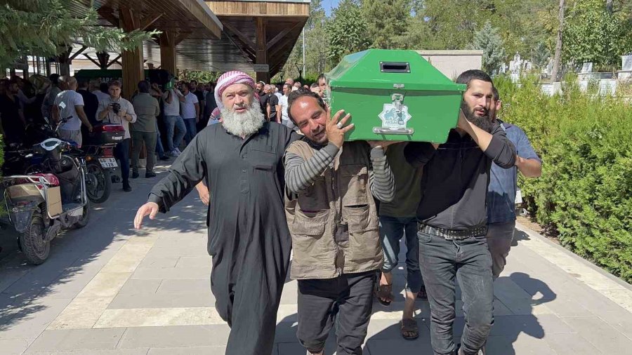 Yangında Saklandığı Dolapta Can Veren Kız Çocuğu Son Yolculuğuna Uğurlandı