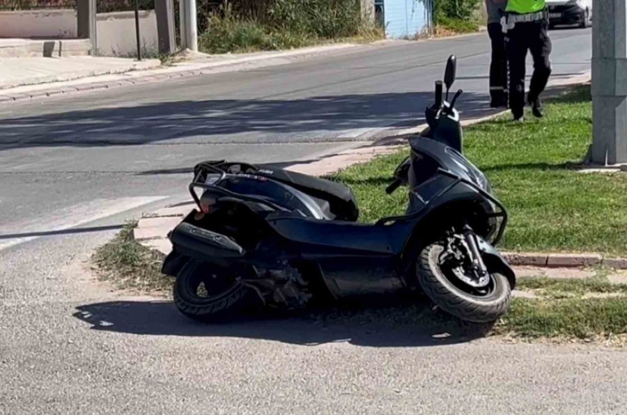 Motosikletten Düşüp Yuvarlanan Kadın Sürücü Güvenlik Kamerasında