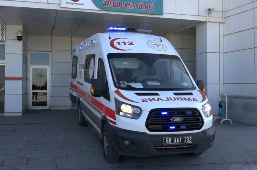 Motosikletten Düşüp Yuvarlanan Kadın Sürücü Güvenlik Kamerasında