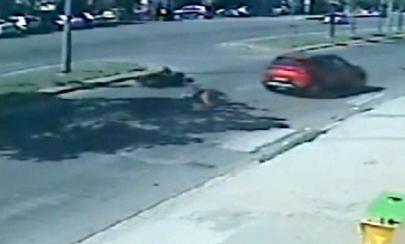 Motosikletten Düşüp Yuvarlanan Kadın Sürücü Güvenlik Kamerasında