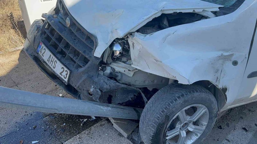 Aksaray’da Tır İle Hafif Ticari Araç Çarpıştı: 2 Yaralı