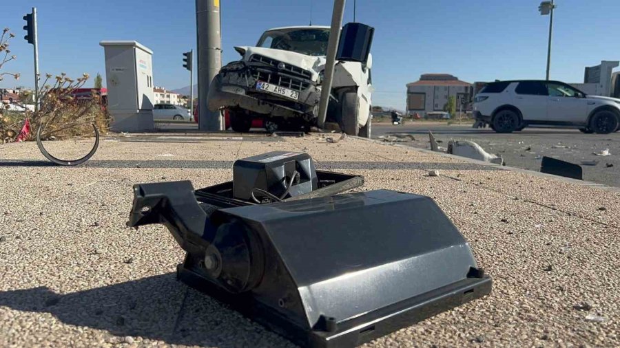 Aksaray’da Tır İle Hafif Ticari Araç Çarpıştı: 2 Yaralı