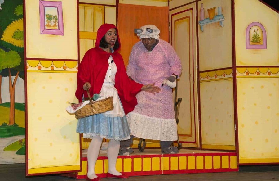 Mersin’de Tiyatro Sahnesi Çocuklarla Şenleniyor