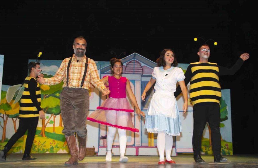 Mersin’de Tiyatro Sahnesi Çocuklarla Şenleniyor