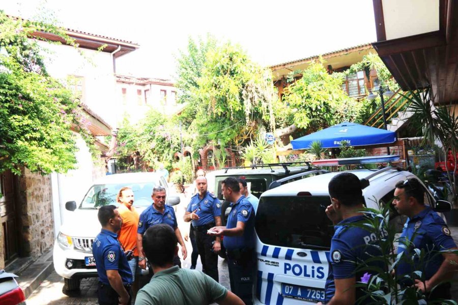 Antalya’da Turistik İşletmede ‘papağan’ Gerginliği