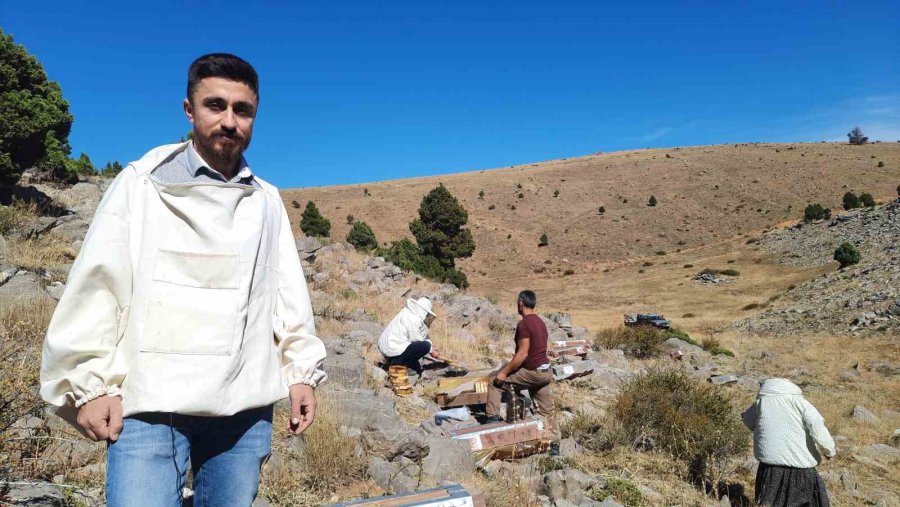 2 Bin 500 Metre Rakımda Sahiplendirilen Kovanlardaki Ballar Hasat Edildi