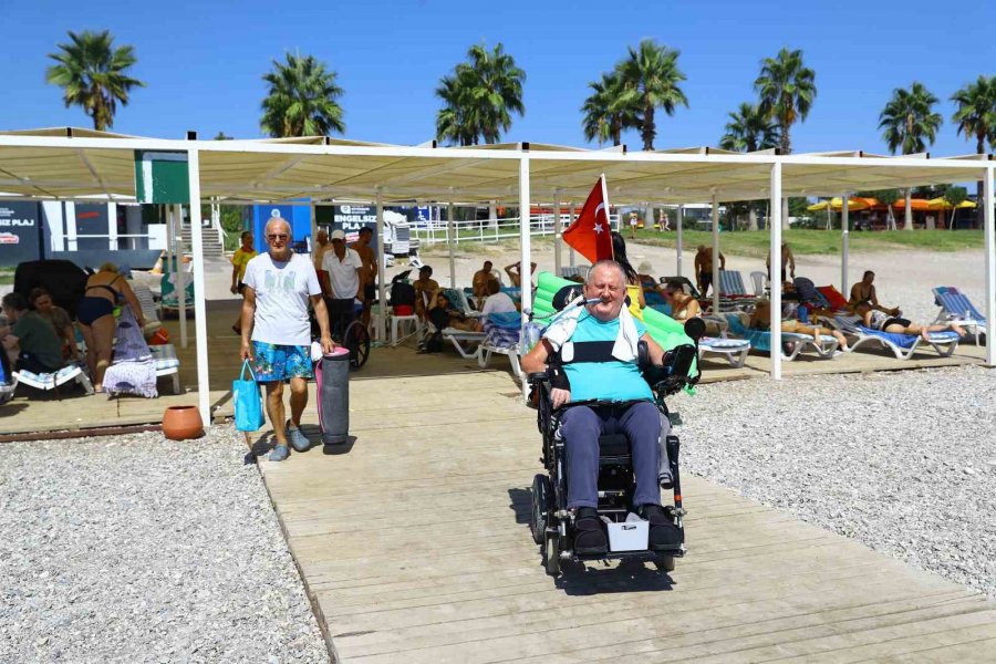 Konyaaltı Sahilindeki Engelsiz Plaj, Turistlerin De Gözdesi