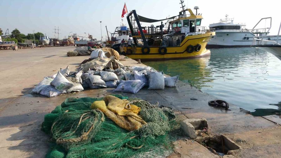 Balıkçılar Şaştı Kaldı: Denizden Balık Yerine Çuval Çuval Pirinç Çıktı