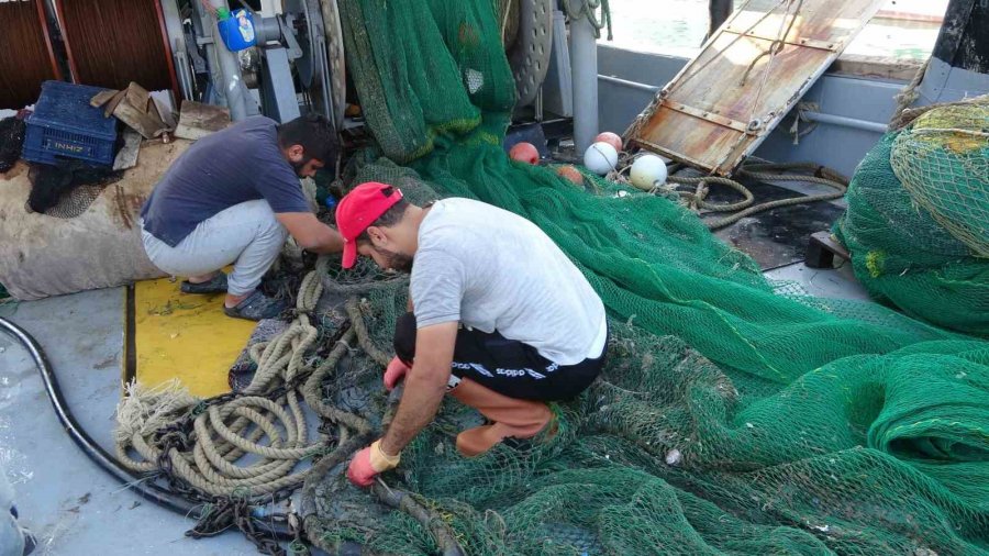 Balıkçılar Şaştı Kaldı: Denizden Balık Yerine Çuval Çuval Pirinç Çıktı