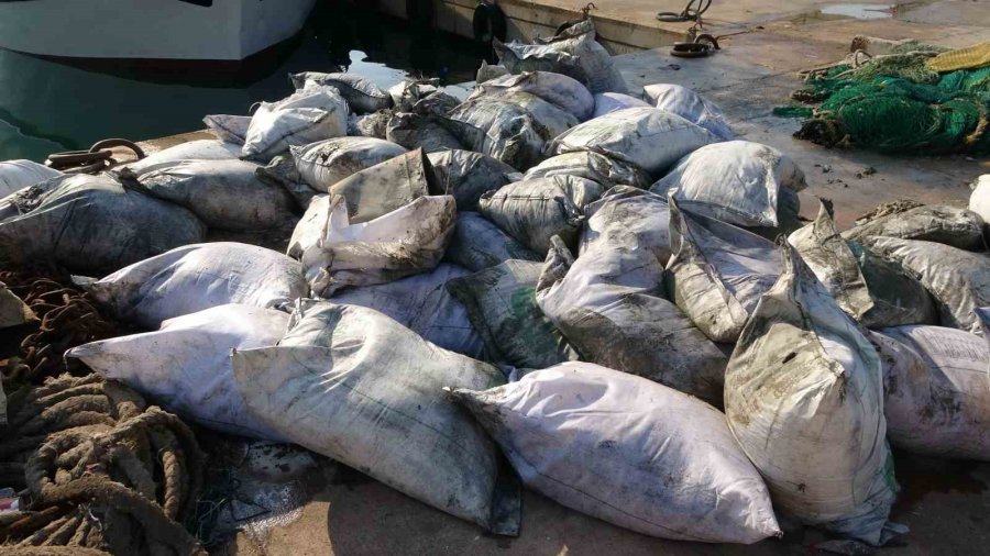 Balıkçılar Şaştı Kaldı: Denizden Balık Yerine Çuval Çuval Pirinç Çıktı