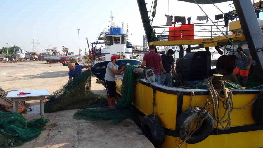 Balıkçılar Şaştı Kaldı: Denizden Balık Yerine Çuval Çuval Pirinç Çıktı