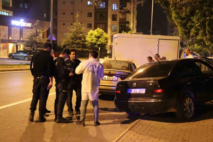 Koca Şiddetinden Kaçamadı: Araçtan Atlamaya Çalıştı, Silah Kabzasıyla Darbedildi