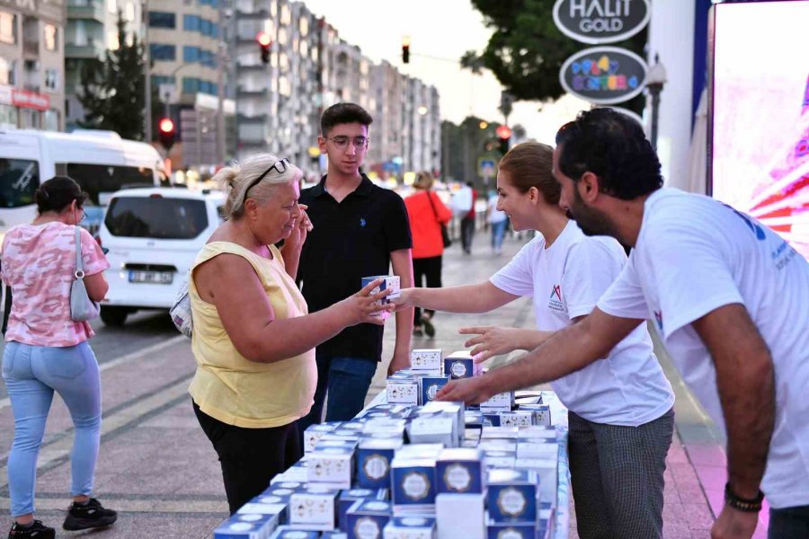 Mersin’de 15 Bin Kandil Simidi Dağıtıldı