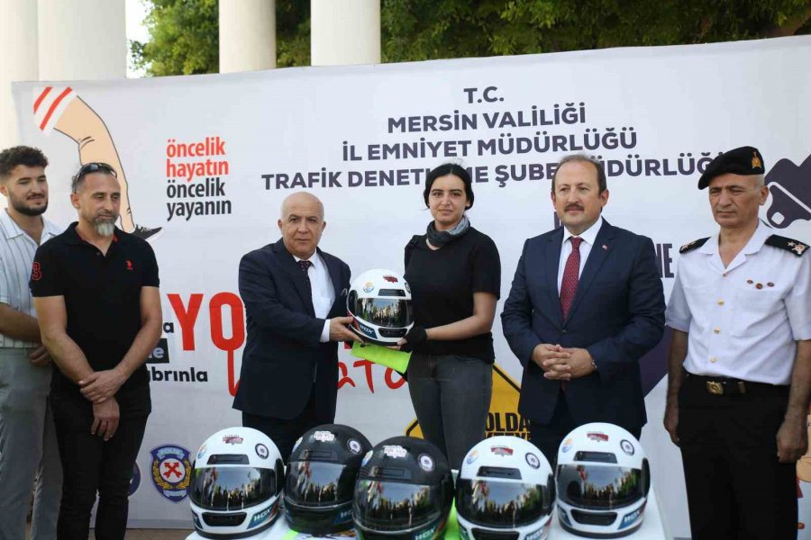 Mersin’de Motosiklet Sürücülerine Kask Dağıtıldı