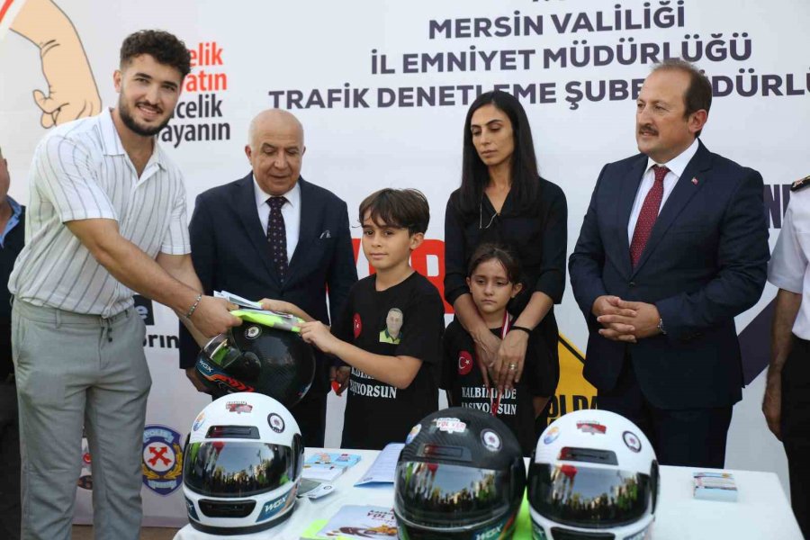 Mersin’de Motosiklet Sürücülerine Kask Dağıtıldı