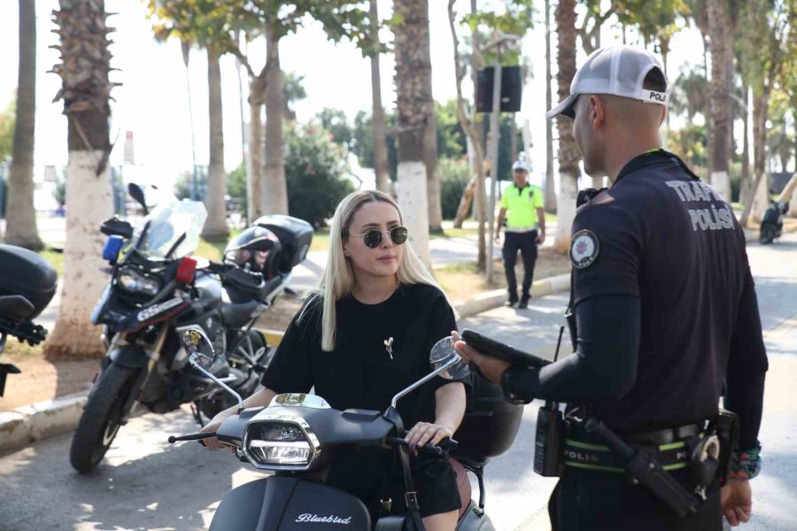 Mersin’de Motosiklet Sürücülerine Kask Dağıtıldı