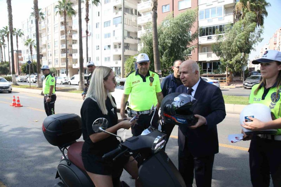 Mersin’de Motosiklet Sürücülerine Kask Dağıtıldı