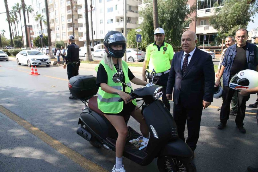 Mersin’de Motosiklet Sürücülerine Kask Dağıtıldı