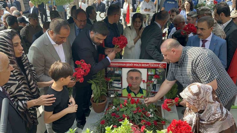Polisevi Şehidi Sedat Gezer, Mezarı Başında Anıldı