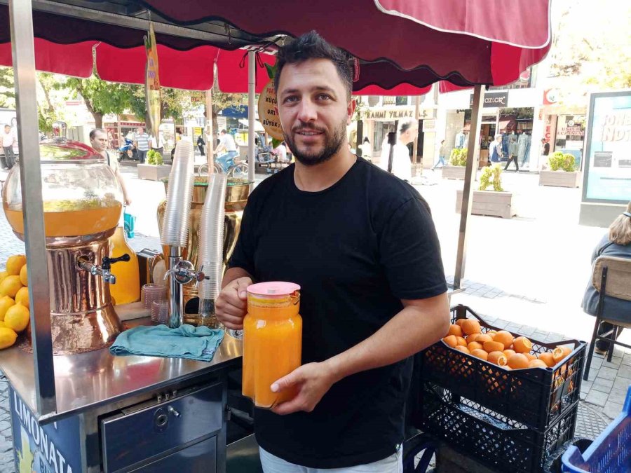 Vatandaşlar Mevsim Geçişlerinde Hastalıklara Önlem Olarak Portakal Suyu İçiyor