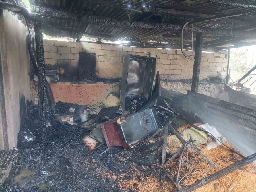 Evin Aşenesi Çıkan Yangında Kullanılamaz Hale Geldi