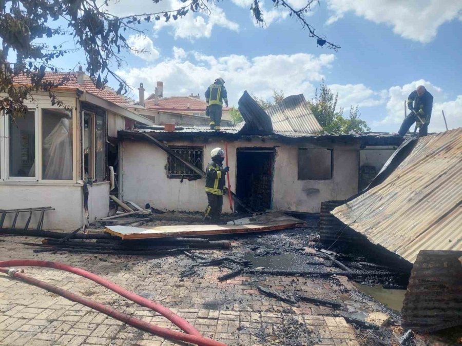 Evin Aşenesi Çıkan Yangında Kullanılamaz Hale Geldi