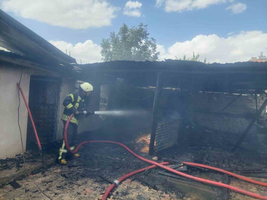 Evin Aşenesi Çıkan Yangında Kullanılamaz Hale Geldi