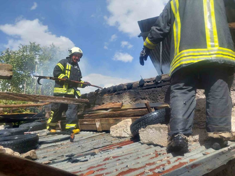 Evin Aşenesi Çıkan Yangında Kullanılamaz Hale Geldi