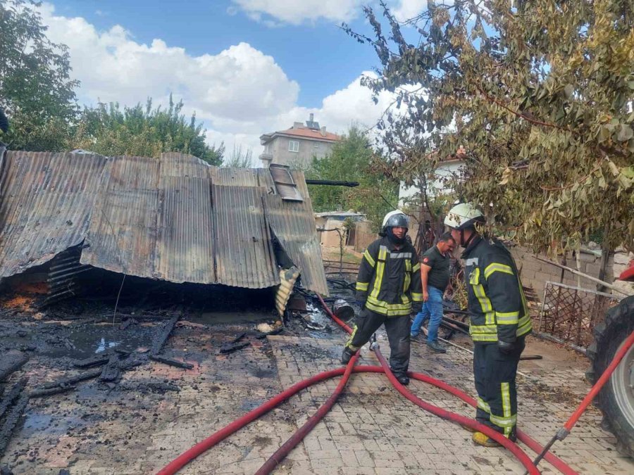 Evin Aşenesi Çıkan Yangında Kullanılamaz Hale Geldi