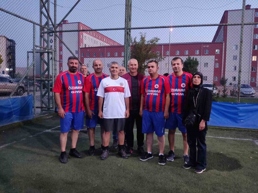 En Özel Maç: Niğde Protokolü İşitme Engelliler İle Dostluk Maçına Çıktı