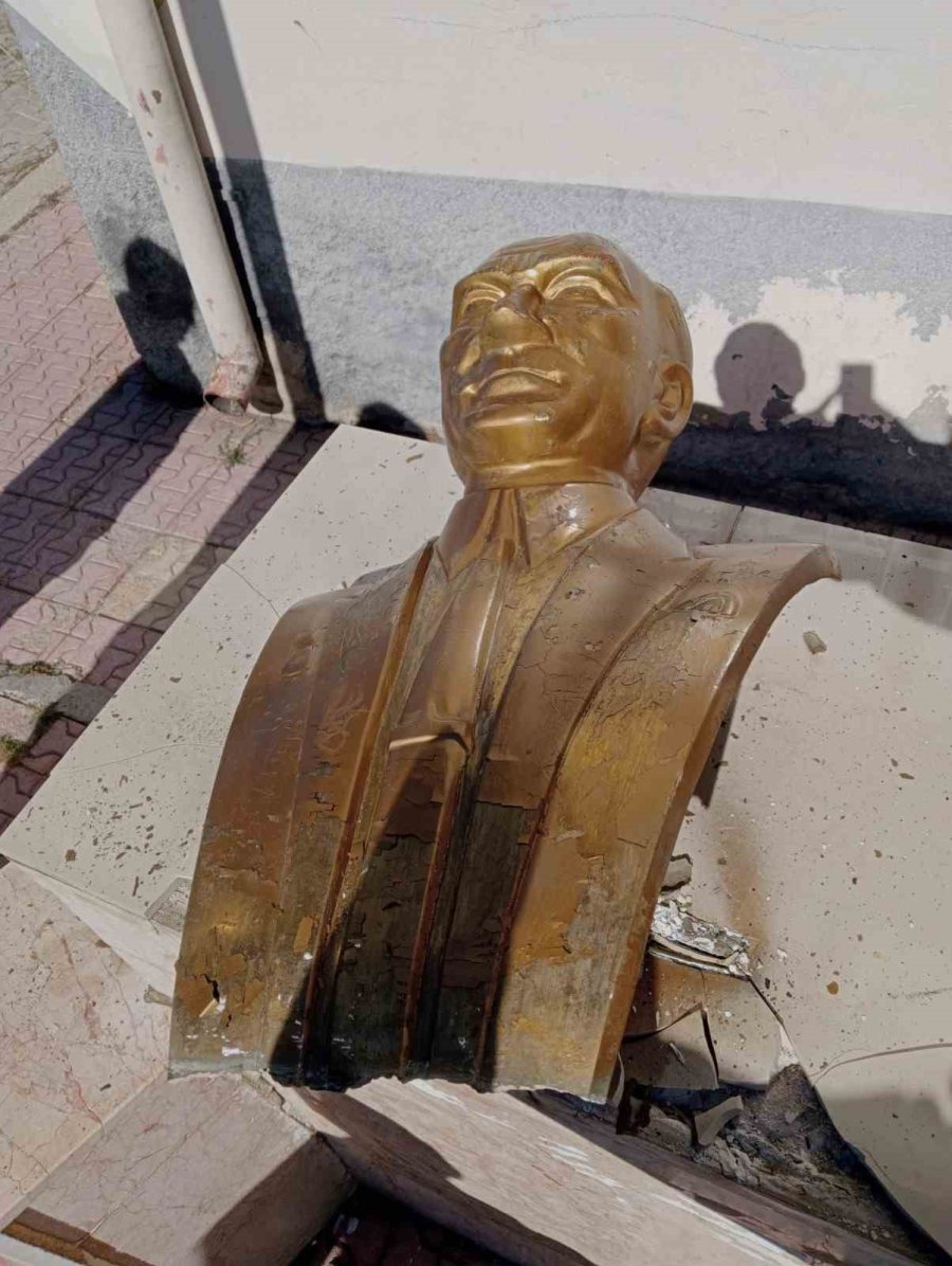 Atatürk Büstüne Zarar Veren Şahıslar Jandarmadan Kaçamadı