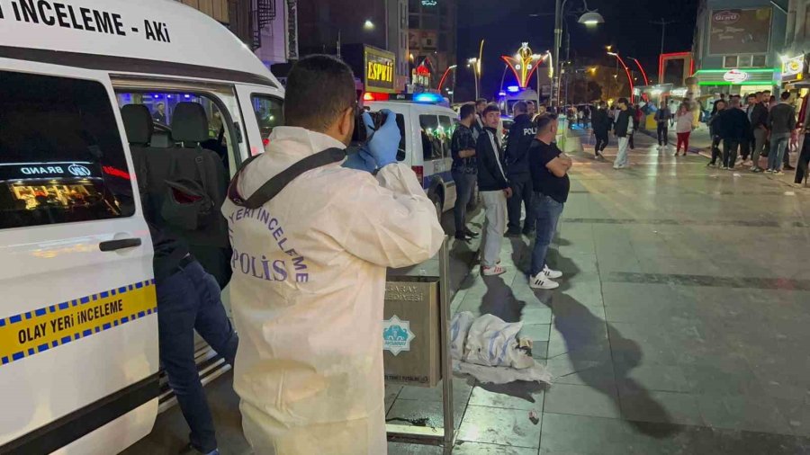 Baba Ve Oğul, 4 Kişiyi Önce Darp Edip Sonra Bıçakladı