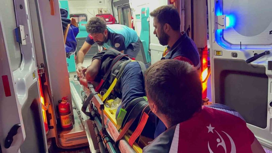 Baba Ve Oğul, 4 Kişiyi Önce Darp Edip Sonra Bıçakladı