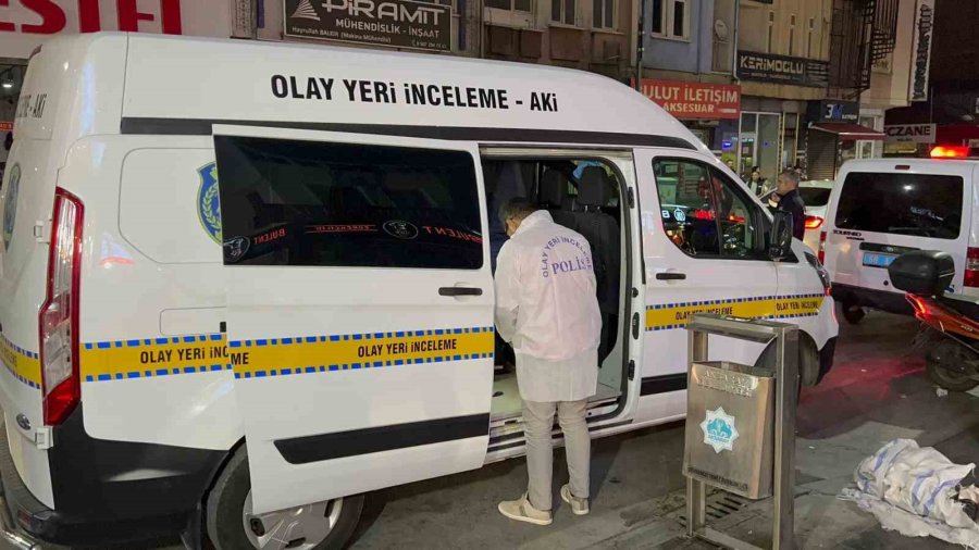 Baba Ve Oğul, 4 Kişiyi Önce Darp Edip Sonra Bıçakladı