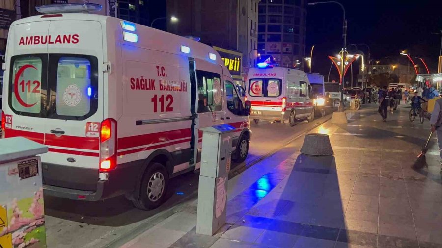 Baba Ve Oğul, 4 Kişiyi Önce Darp Edip Sonra Bıçakladı