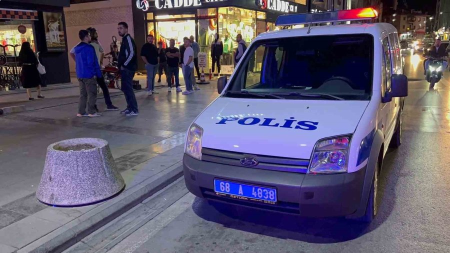 Baba Ve Oğul, 4 Kişiyi Önce Darp Edip Sonra Bıçakladı