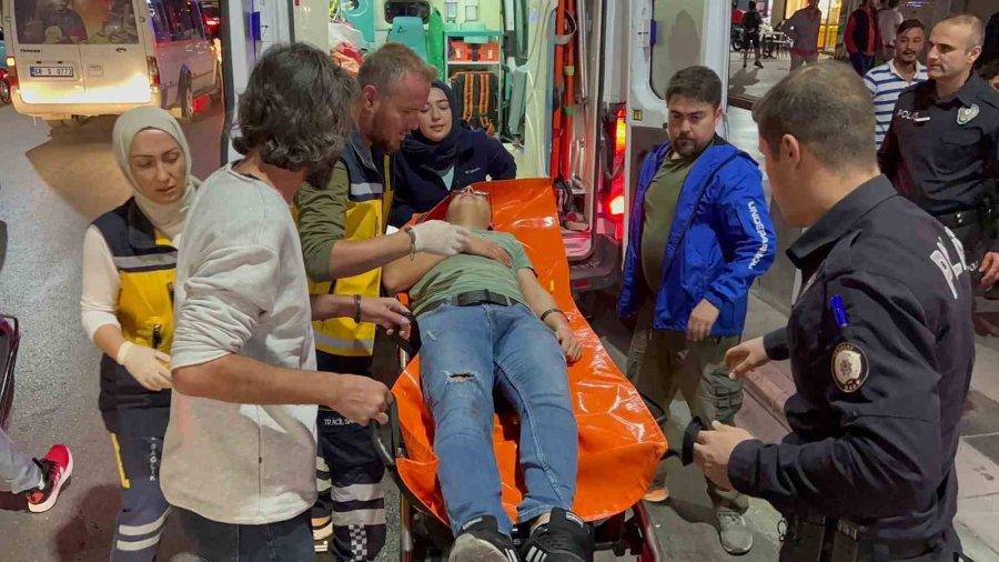 Baba Ve Oğul, 4 Kişiyi Önce Darp Edip Sonra Bıçakladı