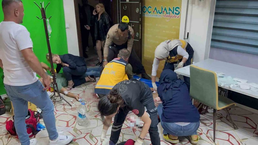 Baba Ve Oğul, 4 Kişiyi Önce Darp Edip Sonra Bıçakladı