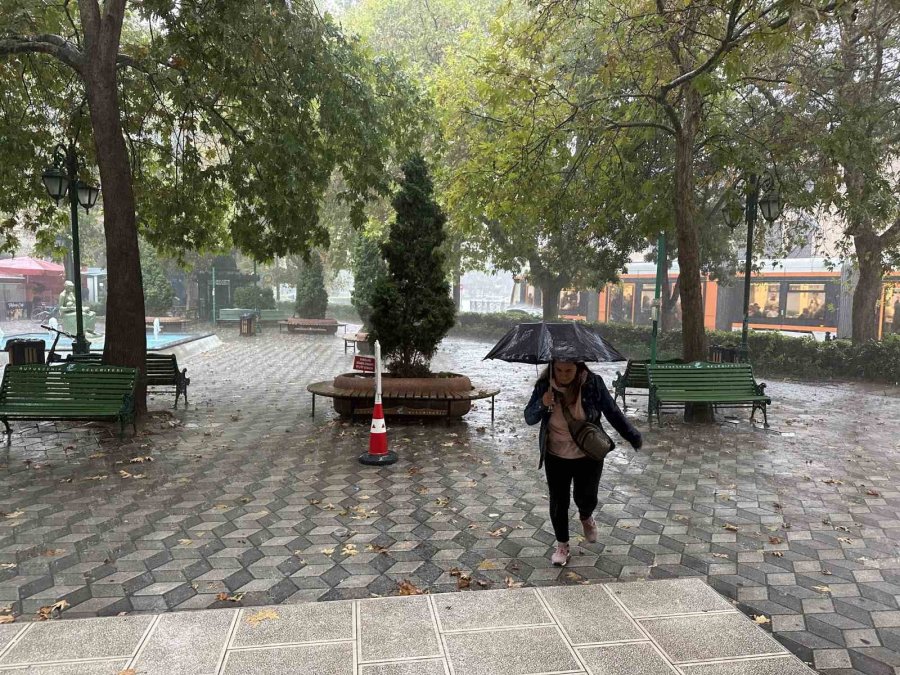 Yağmurdan Kaçan Vatandaşlar Sığınacak Yer Aradı